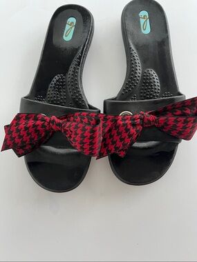 Oka-B Okabashi Madison slide sandals red & black houndstooth pattern SZ: M-L